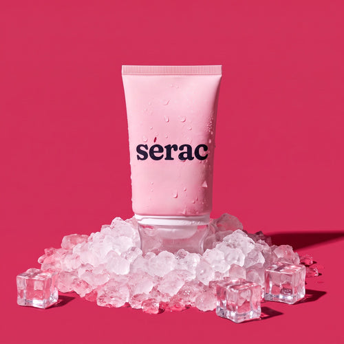 Crème gua sha Sérac debout dans la glace pilée, fond framboise