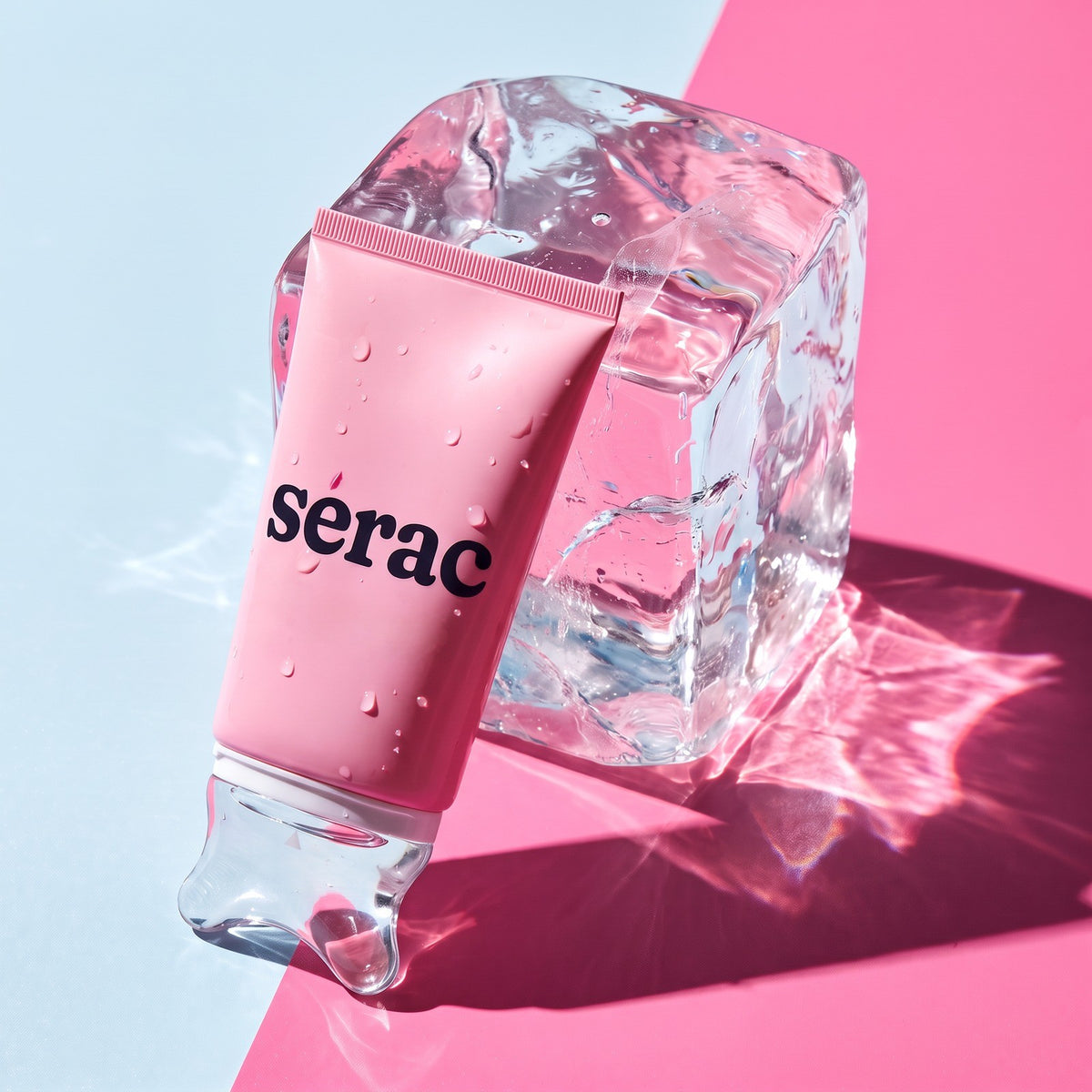 Le tube Sérac posé contre un bloc de glace