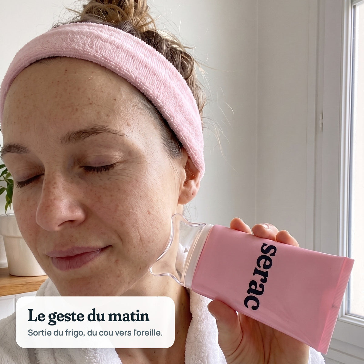 Une femme masse sa mâchoire avec la crème gua sha Sérac sortie du frigo